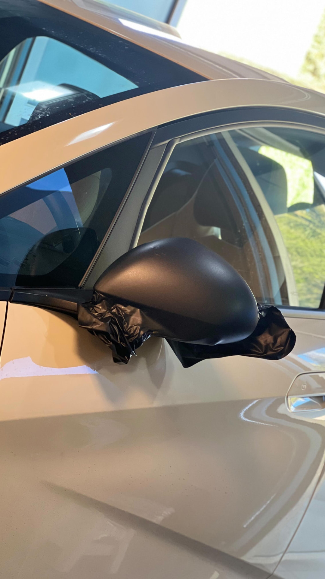 Retrovisor sendo envelopado em preto fosco