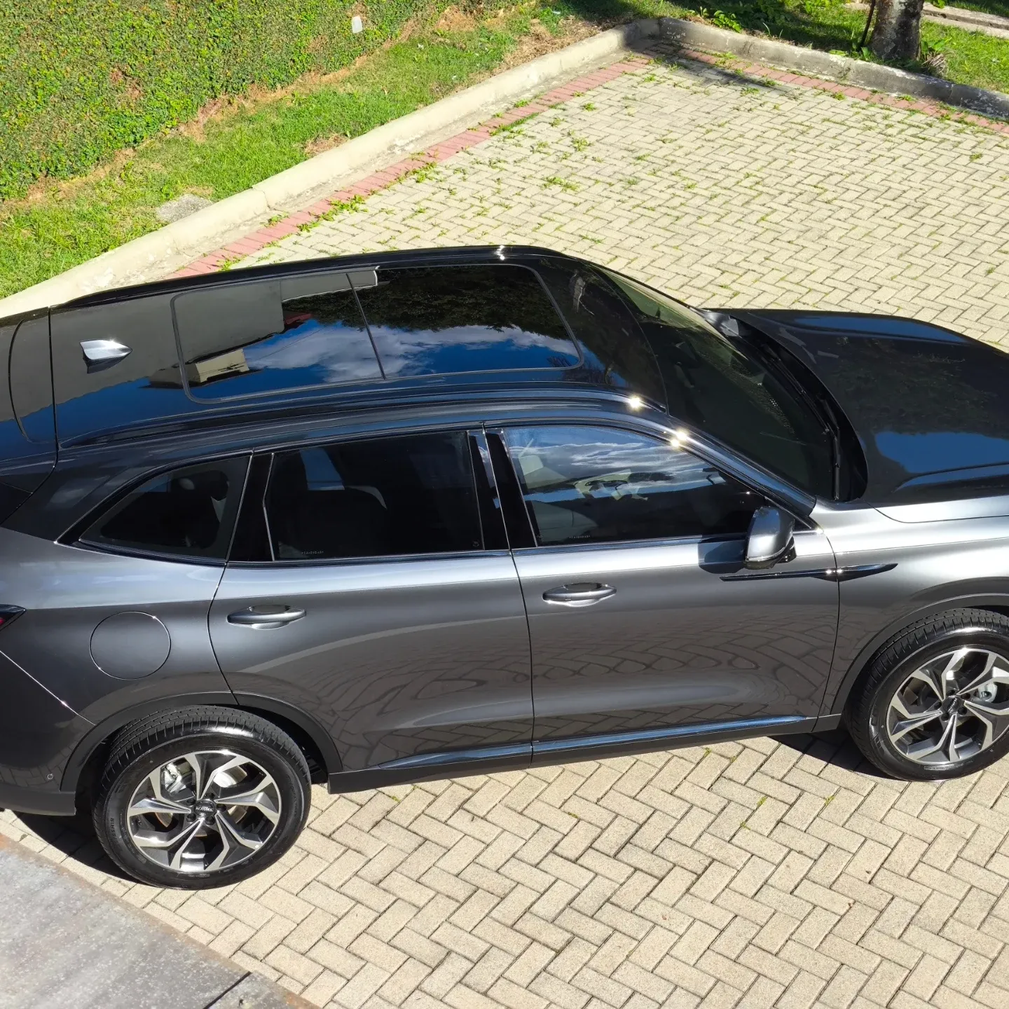 SUV grafite com película escura aplicada em todos os vidros