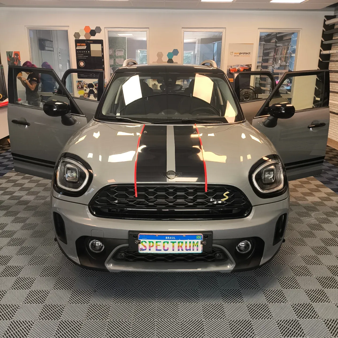 Mini Countryman com faixas de envelopamento no capô