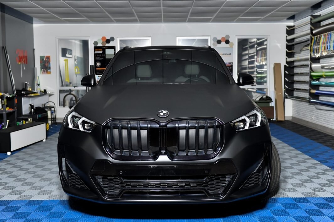 BMW envelopada em preto fosco no estúdio Spectrum