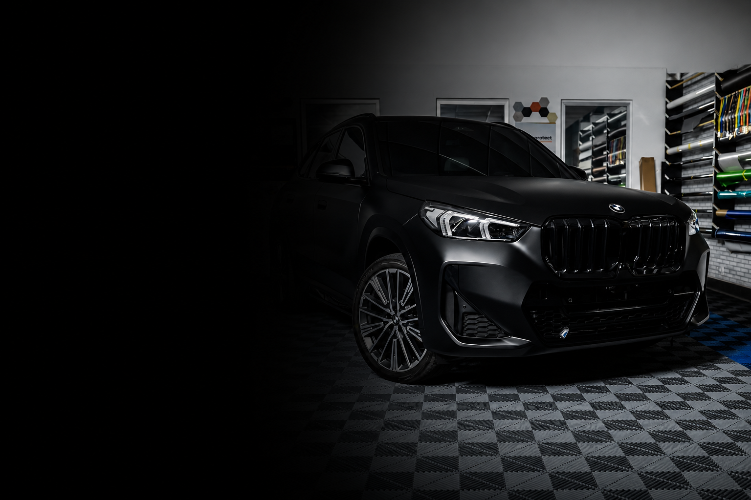 Veículo premium com insulfilm fumê aplicado pela Spectrum, especialista em películas automotivas em Curitiba