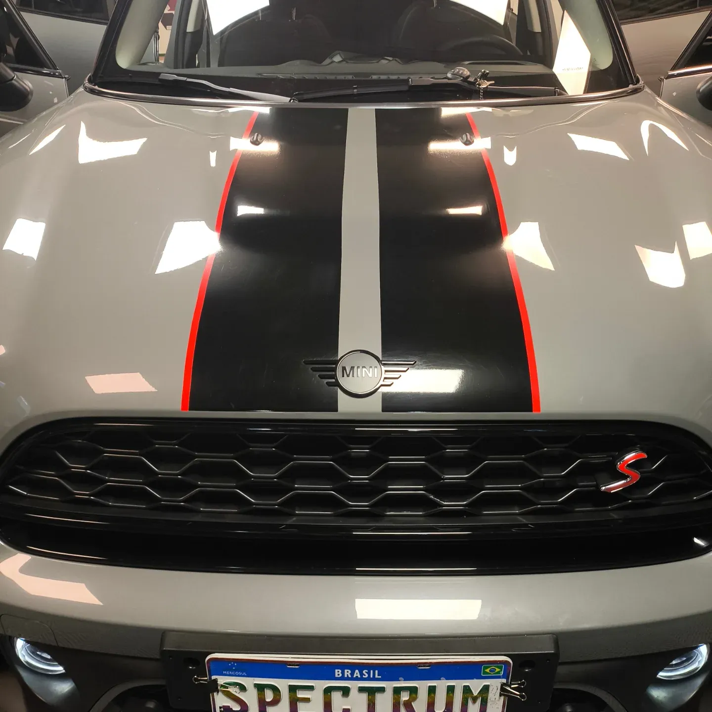 Mini Cooper com envelopamento de listras racing aplicado pela Spectrum